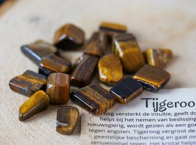 Tijgeroog Trommelsteen | Maat Small | Twee Stuks | Edelstenen - Perfect cadeau voor mannen en vrouwen - Inclusief uitleg - Spiritueel - Tigereye - Intuïtie - Zelfvertrouwen - Beslissingen - Studiesteen - Opmerkzaamheid - Angsten - 100% NATUURLIJK