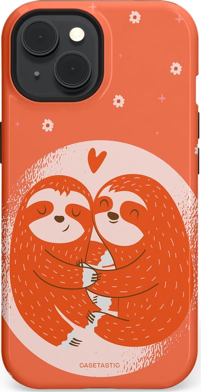 Casetastic Hoesje Geschikt voor Apple iPhone 15 Magsafe - Stijlvolle Beschermende Duo-layer Case - Oranje Pastel Roze Liefdes Koppel Luiaard