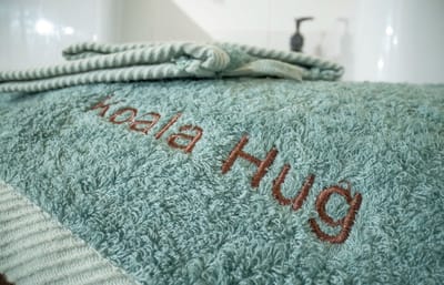 KOALA HUG Tencel Lyocell douchelaken 70x140, Woudgroen; Hypoallergeen & Antibacterieel | Zacht voor huid & haar | Sneldrogend | Blijft langer fris | Kleurvast | Energiezuinig in productie en in gebruik | Goed alternatief voor katoen