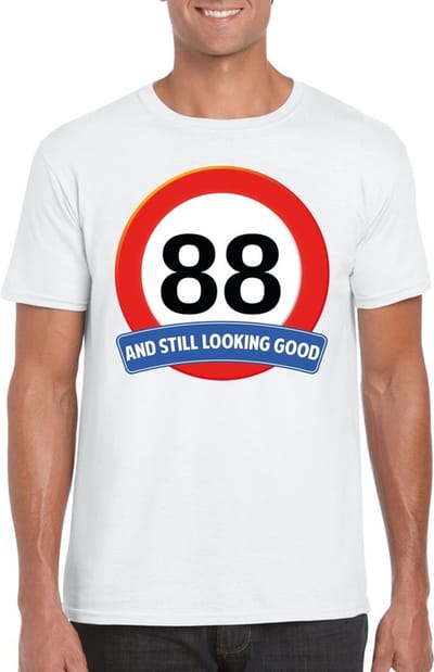 88 jaar and still looking good - t-shirt met verkeersbord print - wit - voor heren - verjaardag cadeau - party - feestartikelen 88 jarige S