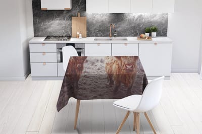 Tafelkleed - Tafellaken - 220x150 cm - Schotse Hooglander - Winter - Sneeuw - Koe - Weiland - Bruin - Binnen en Buiten