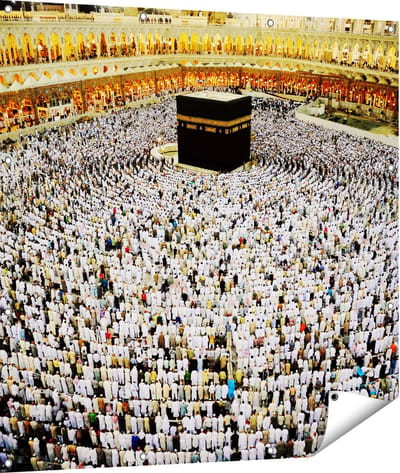 Gards Tuinposter Zwarte Steen in Mekka met Biddende Moslims - 110x110 cm - Tuindoek - Tuindecoratie - Wanddecoratie buiten - Tuinschilderij