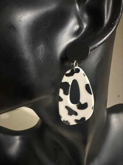Uitgeholde zwart witte oorstekers | Make up | Parfum | Moederdag | Verjaardagscadeau| Cadeautje| Valentijnsdag| Kado | sieraden | vaderdag | oorbellen | oorsieraden