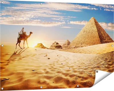 Gards Tuinposter Egyptische Piramides met een Kameel - 120x80 cm - Tuindoek - Tuindecoratie - Wanddecoratie buiten - Tuinschilderij