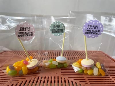 30 Kruisbodemzakjes / Traktatie zakjes + 30 stickers - Joepie! Ik mag naar de basisschool - 3 assorti - Pastelkleuren | School traktaties - Cellofaan zakjes - Transparant - Snoep | Peuterspeelzaal - Kinderopvang - Basisschool | DH collection