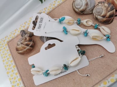 Set: Armband + Enkelband - Zomer - Ibiza style - met turquoise edelsteen, geribde fuik Horn en Cowrie schelp, wit kleur touw.