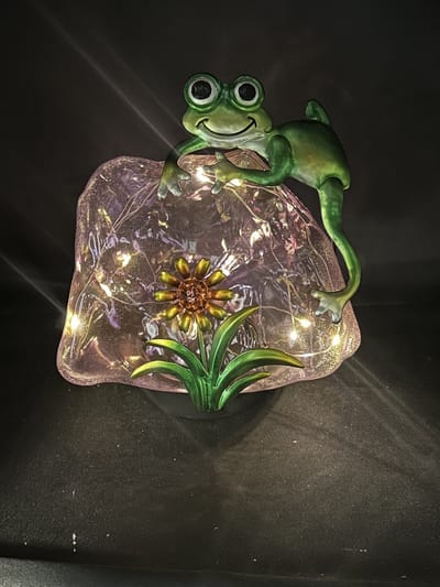 Decoratieve solarlamp "steen met dier" - paars + kikker - 10 LEDs - kunststof en metaal - staand model of op grondspies - hoogte 15 x 14 x 12.5 cm - Tuindecoratie - Tuinverlichting