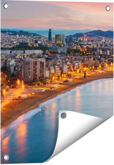 Gards Tuinposter Barcelona Strand met Stad bij Zonsondergang - 40x50 cm - Tuindoek - Tuindecoratie - Wanddecoratie buiten - Tuinschilderij