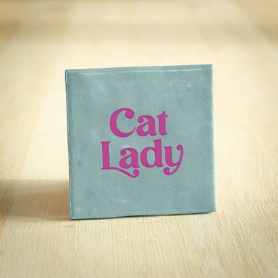 Tegeltje - Cat Lady | Lichtblauw | 10x10cm - Interieur - Wijsheid - Tegelwijsheid - Spreuktegel - Keramiek - BONT