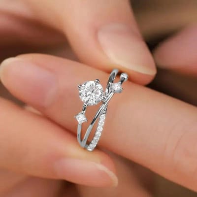 Huitan Nieuw Twist Ontwerp Chique Vingerringen voor Vrouwen met Glanzende Zirkonia Exquise Verlovings- en Bruiloft Accessoires Mode Sieraden 10 brown