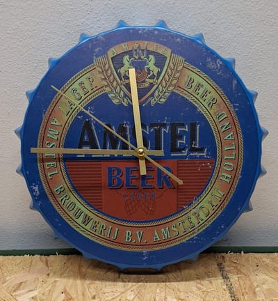 Amstel Bier Metalen bierdop wandbord met klok - 35cm Rond - Mancave - Wand Decoratie - Metal sign - Mancave decoratie - Decoratie - Metalen bierdoppen - Tekst borden - Metalen bord - Zonder batterij