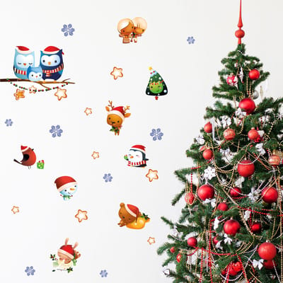 Kerststicker met een uilenfamilie en hun vrienden - zelfklevende kerststickers - feestdecoratie - 100x120cm