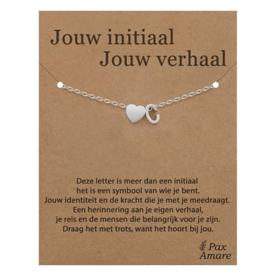 Letter C Armband op Cadeau Kaartje - Jouw initiaal, jouw verhaal - 15,5cm + 5,5cm verstelbaar Zilverkleurig Stainless Steel - Initiaal & Hartje Hanger - Pax Amare