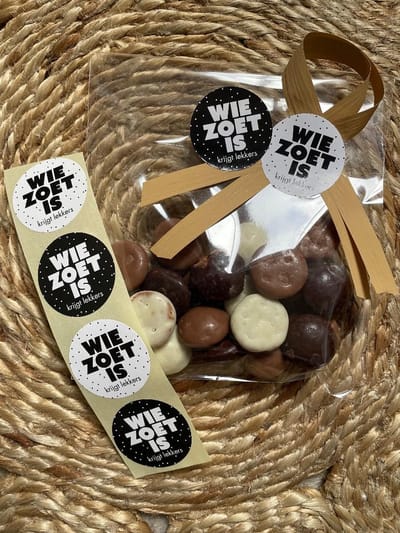 25 Uitdeelzakjes / Traktatie zakjes + 25 Stickers - Wie zoet is krijgt lekkers - Piet - Sinterklaas - 2 assorti - Schoen - 5 december - Pakjesavond | School traktaties - Cellofaan zakjes - Transparant | Kinderopvang - Basisschool | DH collection