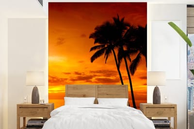 Behang - Fotobehang Palmboom - Zonsondergang - Tropisch - Oranje - Zee - Breedte 165 cm x hoogte 220 cm
