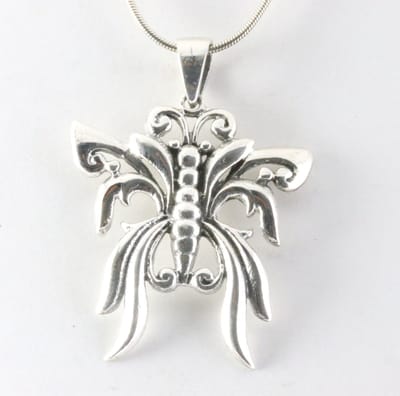 Zilveren vlinder hanger aan ketting