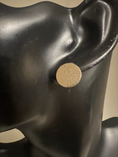Platte oorknoppen goud glitter | Make up | Parfum | Moederdag | Verjaardagscadeau| Cadeautje| Valentijnsdag| Kado | sieraden | vaderdag | oorbellen | oorsieraden