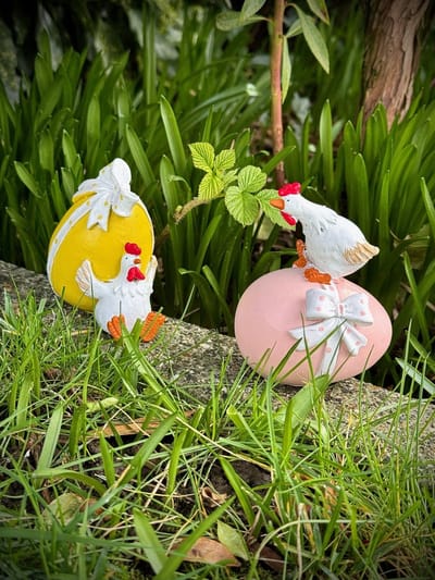 Kippetjes met paasei geel en roze set van 2 - 11 cm hoog - Paascollectie - voorjaar - kuiken - hoogkwalitatieve kunststof - decoratiefiguur - interieur - accessoire - voor binnen en buiten - cadeau - geschenk - PASEN