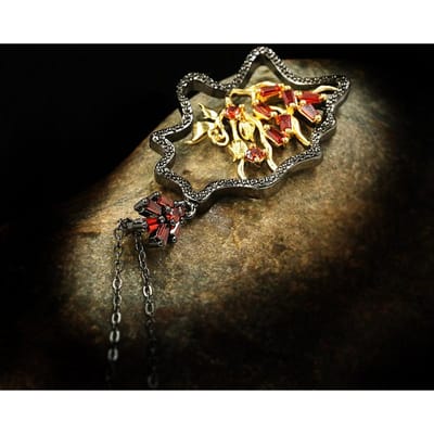 Ketting Japanse en Koreaanse Versie Eenvoudig Temperament Dames Zwart Goud Tweekleurig Sleutelbeenketting Licht Luxe Ingelegd Zirkonia Zoete Bloem Hanger brown