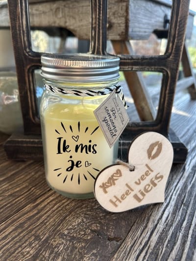Creaties van Hier - Black & White scented candles Ik mis je met houten hartje – 13,5 cm – vanille
