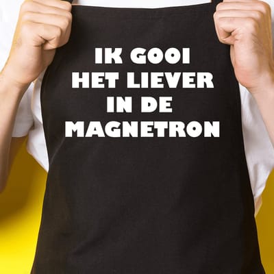 Zwart keukenschort / BBQ-schort met tekst | Ik gooi het liever in de magnetron | Katoen - One size - Verstelbaar - Wasbaar - Cadeau voor hem - Vaderdag - Gratis verzending - Cadeau voor Kerst & sinterklaas | Incl. 2 jaar garantie