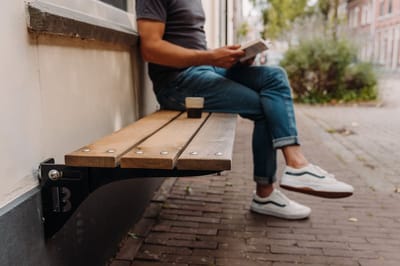 BREED METAAL Gevelbank hangend - 100cm - opklapbaar en neerklapbaar - eiken planken - gemaakt in Utrecht