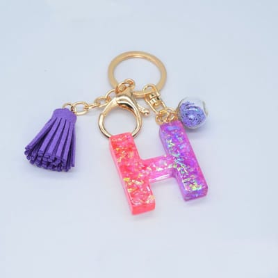 Letter Sleutelhanger A-Z – Luxe Initialen Sleutelhanger met Pompon & Kwastje – Tashanger voor Dames & Meisjes – Accessoire voor Sleutelbos, Handtas, Rugzak & Autosleutel – Persoonlijk Cadeau voor Vrouw, Moeder, Dochter & Vriendin