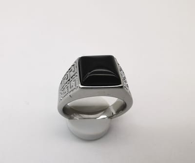 RVS Edelsteen Zwart Onyx zilverkleurig Griekse design Ring. Maat 20. Vierkant ringen met beschermsteen. geweldige ring zelf te dragen of iemand cadeau te geven.