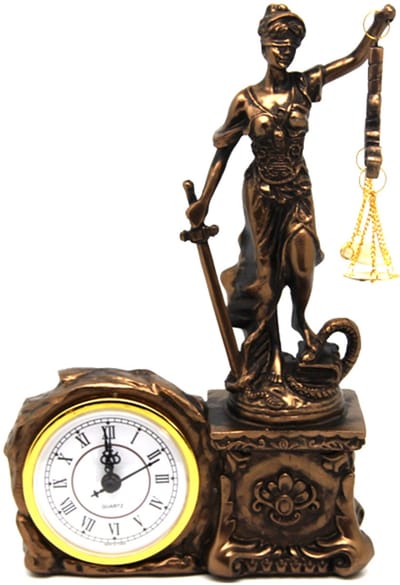 Queen Isabell - Klok - Klokfiguur van Themis met gewicht zwaard bronzen sculptuur