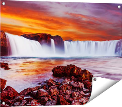 Gards Tuinposter Waterval bij een Oranje Hemel - 80x60 cm - Tuindoek - Tuindecoratie - Wanddecoratie buiten - Tuinschilderij
