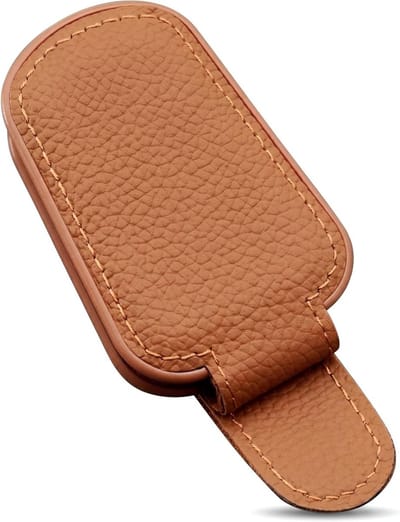 Stijlvolle bruin faux leren brillenkoker met zonneklep en magnetische sluiting, 10.5 x 8.5 x 2 cm, ideaal voor bescherming en transport van brillen