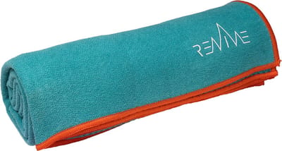 YOGA "GRIP" handdoek met silicone nopjes aan onderzijde, formaat 183 x 61 cm, kleur aqua, lichtgewicht, voor extra hygiene, super absorberend, snel droogbaar, wasbaar, perfect voor op reis, soft touch, gerecycled materiaal. Perfecte grip!
