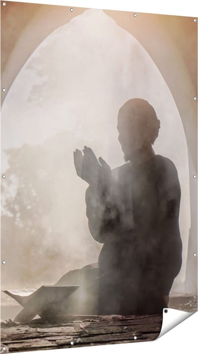 Gards Tuinposter Biddende Man in een Oude Moskee - 120x180 cm - Tuindoek - Tuindecoratie - Wanddecoratie buiten - Tuinschilderij
