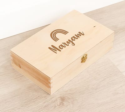 Houten kistje 'Maryam' Regenboog - Tekenkist - Herinneringsdoos - Kraamcadeau - Knutseldoos - Memorybox - Baby - Geboorte