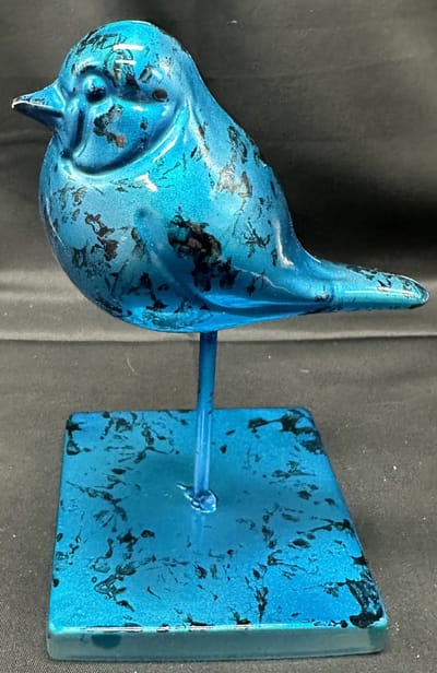 Decoratieve vogel op standaard - glanzend blauw - metaal - hoogte 15 x 9 x 9 cm - Woonaccessoires - Decoratieve vogels