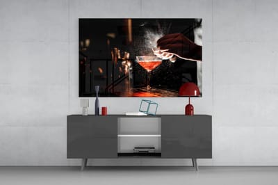 Glasschilderij - Cocktail in Barlicht - Moderne Wanddecoratie - 90x60 cm