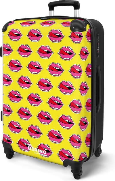 NoBoringSuitcases.com® - Reis koffer groot - Rolkoffer lichtgewicht - Geel met roze lippen - Gele reiskoffer op 4 wielen met roze lippen - Valiezen volwassenen - Grote trolley XL - 20 kg bagage