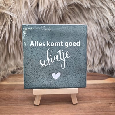 Robuust Wenstegeltje – Alles Komt Goed Schatje – Hip trendy tegeltje – 10x10 cm – Cadeau – Stijlvolle Woondecoratie – Stijlvolle Woondecoratie met Boodschap – Trendy nu – Decoratief Tegeltje met Standaard – Cadeau Idee