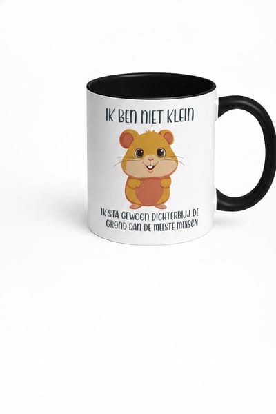 Grappige Mok met Tekst 'Ik Ben Niet Klein, Ik Sta Gewoon Dichterbij De Grond' – Hamster met Snorharen – Cadeau Vriendin Collega – Wit met Zwart – Keramiek 330 ml