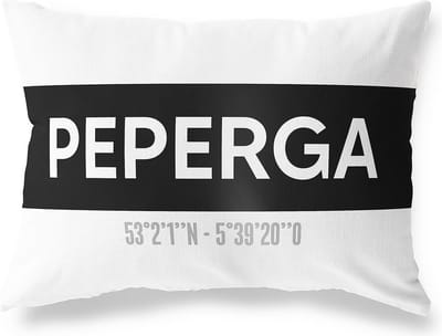 Tuinkussen PEPERGA - FRIESLAND met coördinaten - Buitenkussen - Bootkussen - Weerbestendig - Jouw Plaats - Studio216 - Modern - Zwart-Wit - 50x30cm