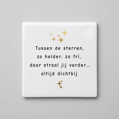 Tussen de Sterren Herinneringsquote Keramische Tegel 15x15 cm – Poëtische Gedenk Wanddecoratie met Gouden Details