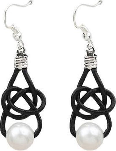 Zoetwater parel oorbellen Black Leather Pearl White - oorhangers - echte parels - sterling zilver (925) - echt leer - wit - zwart - sieraden zakje - parel oorbellen dames
