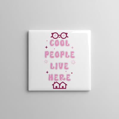 Cool People Live Here Tekst Decoratieve Tegel 15×15 cm – Leuke Wandtegel voor Hal, Woonkamer & Cadeau Decor