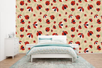 Behang - Fotobehang Lieveheersbeestje - Bladeren - Design - Breedte 400 cm x hoogte 240 cm
