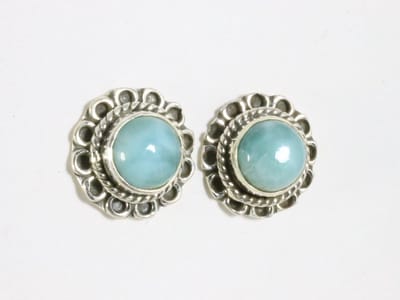 Bewerkte ronde zilveren oorstekers met larimar