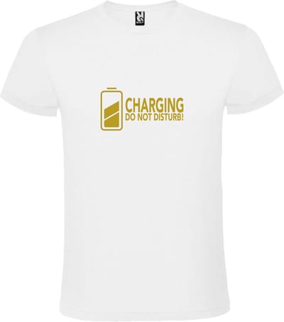 Wit T-Shirt met “ Charging / Do NOT Disturb “ afbeelding Goud Size XXXL