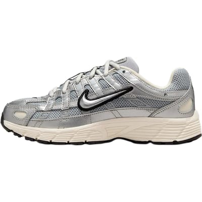Nike P-6000 GS - Maat 38 - Metallic Silver/Black-Pale Ivory / Zilver Zwart - P-6000 - Lifestyle - Kinder Sneakers voor Jongens en Meisjes