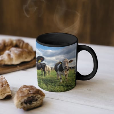 Magische Mok - Foto op Warmte Mokken - Koffiemok - Koe - Tong - Weide - Magic Mok - Beker - 350 ML - Theemok