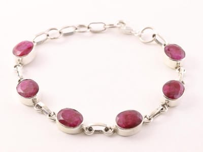 Zilveren armband met robijn