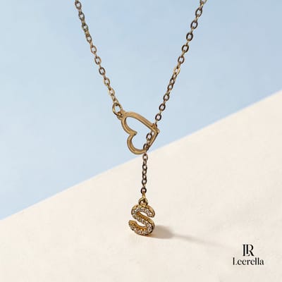 Leerella Goudkleurige | S | Initial Ketting met Hart en Letter Hanger – Gepersonaliseerde RVS Ketting met Zirconia Steentjes – 60 cm Collier